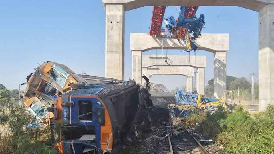 থাইল্যান্ডে চলন্ত ট্রেনের ওপর ভেঙে পড়ল ক্রেন, নিহত অন্তত ২২