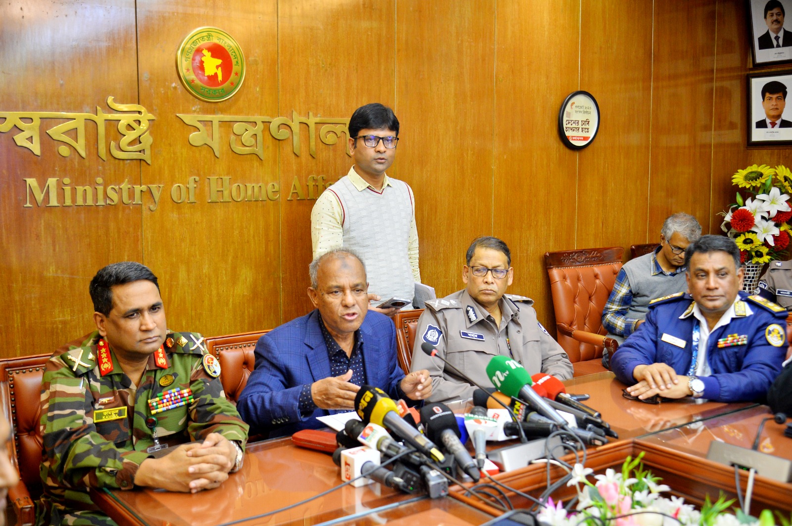 জাতীয় নির্বাচনে আইনশৃঙ্খলা বাহিনীর ৮ লক্ষ ৯৭ হাজার ১১৭ জন সদস্য দায়িত্ব পালন করবে- স্বরাষ্ট্র উপদেষ্টা