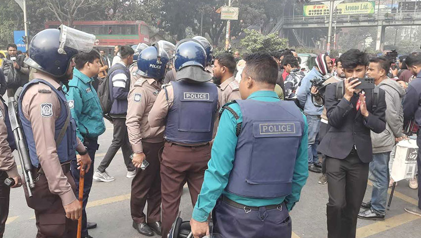ফার্মগেটে সড়ক অবরোধ, যান চলাচল বন্ধ