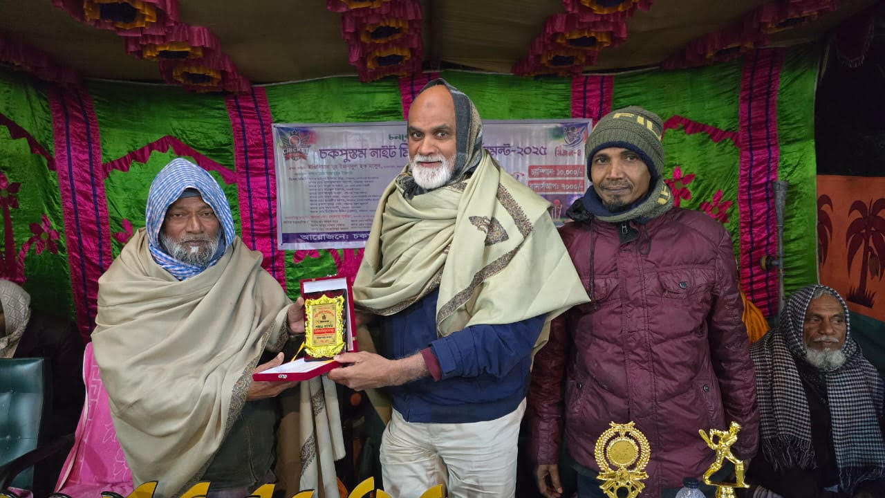 চাঁপাইনবাবগঞ্জে গোমস্তাপুরে নাইট ক্রিকেট ফাইনাল ম্যাচ অনুষ্ঠি