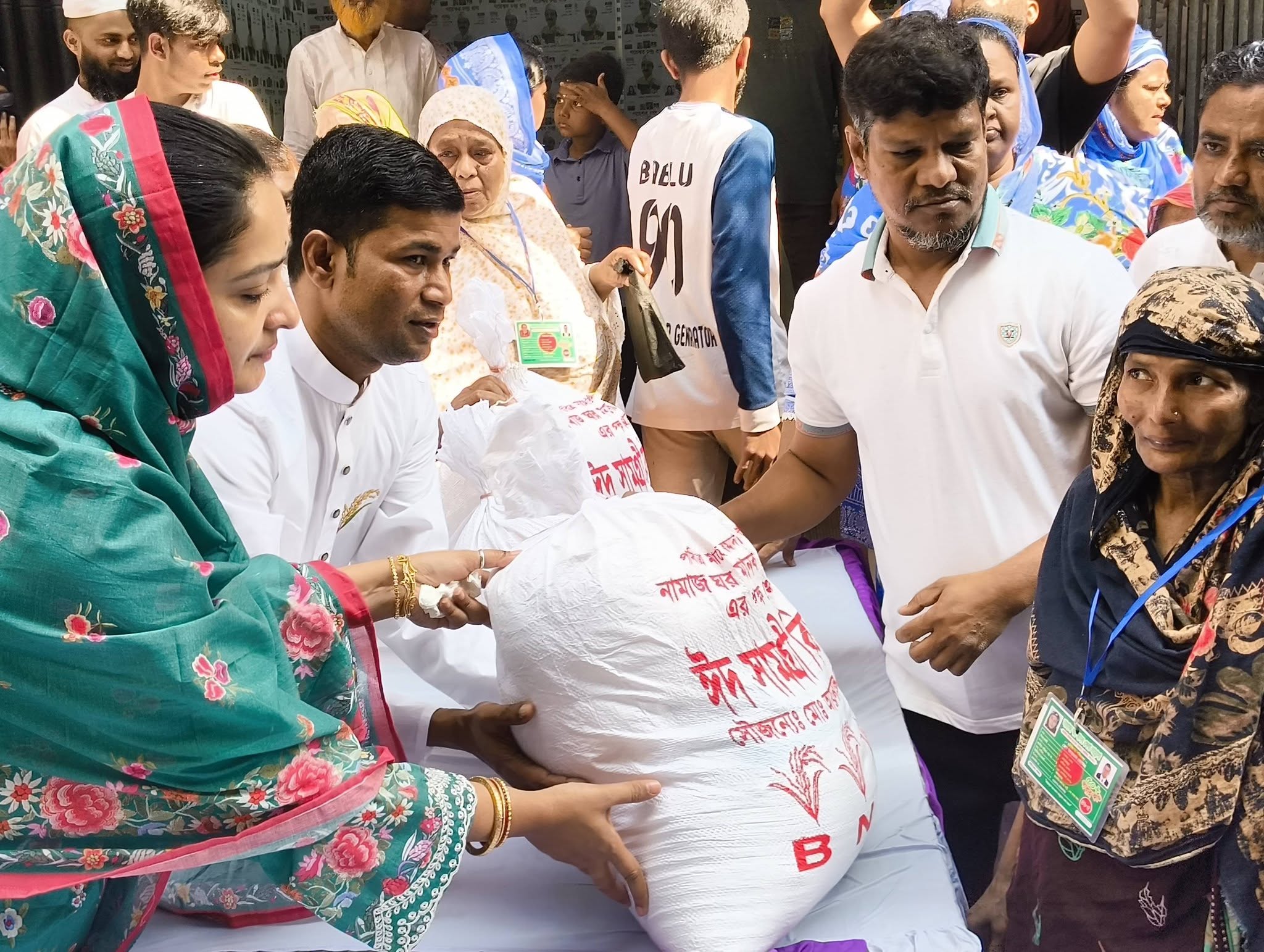 মানবতার ফেরিওয়ালা আয়নাল হোসেন: নিজের আয়ের ৭৫ শতাংশ বিলিয়ে দেন অসহায় মানুষের জন্য