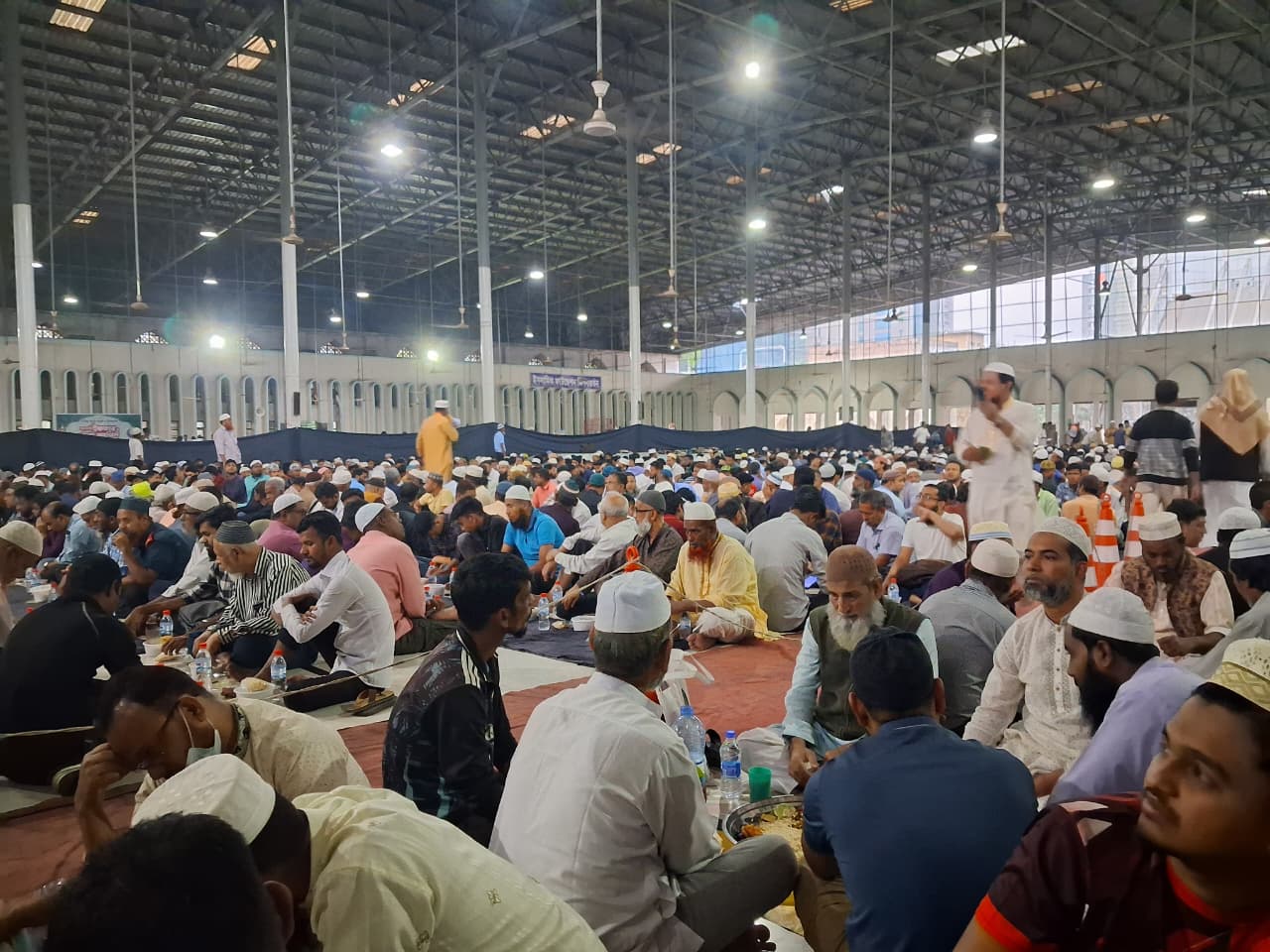 বায়তুল মোকাররমে হাজারো মুসল্লির সম্মিলিত ইফতার