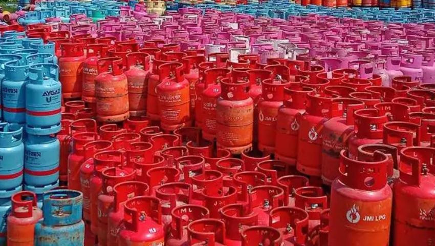 এলপিজির দাম কমাতে কর ছাড়ের সিদ্ধান্ত সরকারের
