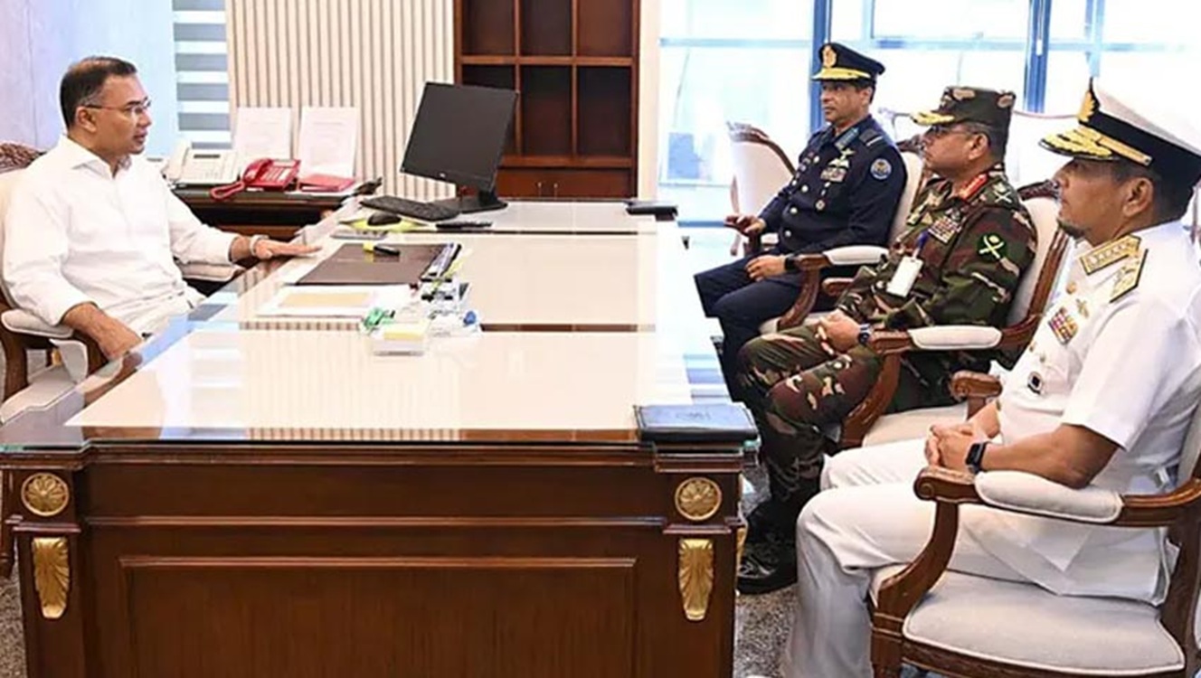 প্রধানমন্ত্রীর সঙ্গে তিন বাহিনী প্রধানের সাক্ষাৎ