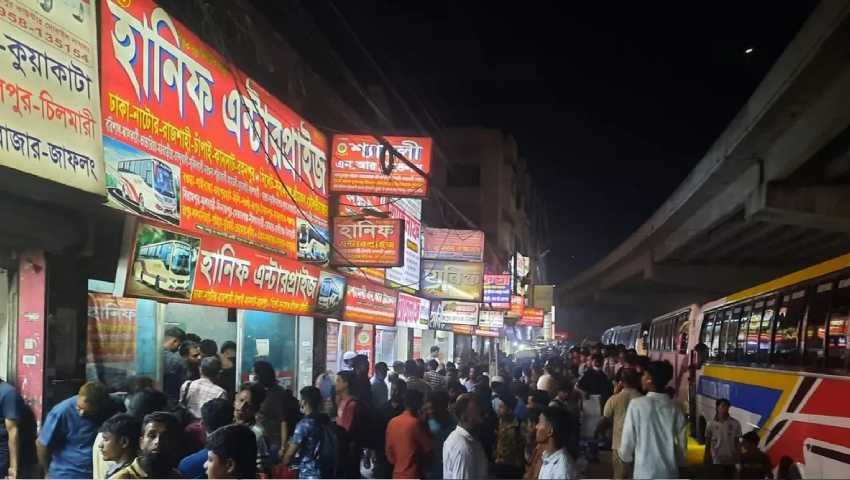 উত্তরার বাস টার্মিনালগুলোতে মানুষ আর মানুষ
