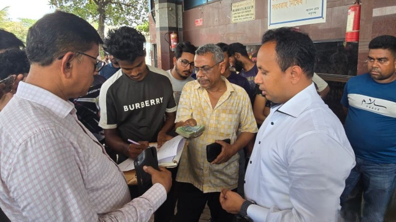 কেরানীগঞ্জে ড্রাম-গ্যালনে তেল বিক্রি: আনোয়ারা স্টেশনকে ৫০ হাজার জরিমানা