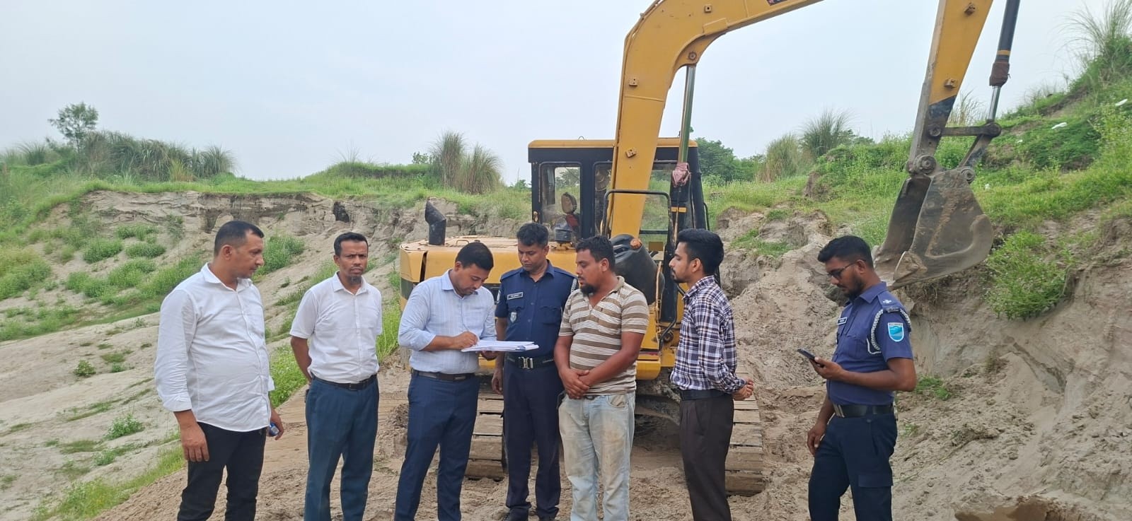 কেরানীগঞ্জে অবৈধভাবে মাটি কাটার অভিযোগে একজনের জরিমানা