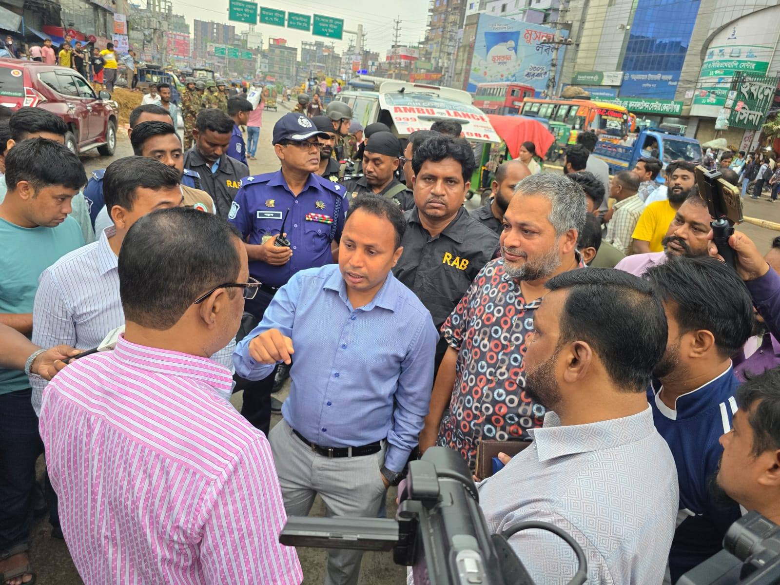 কেরানীগঞ্জে মহাসড়ক দখল করে গরুর হাট করায় অর্থদণ্ড