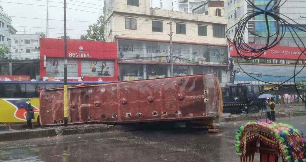 ঢাকার নর্দায় সড়ক দুর্ঘটনায় নিহত বেড়ে ৩