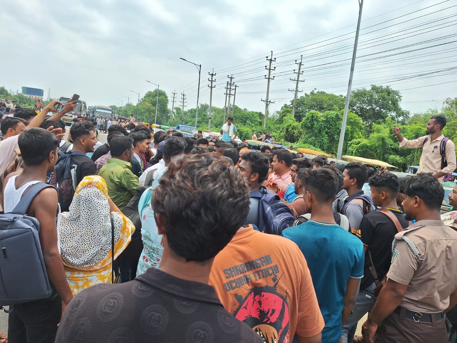 কারারক্ষী নিয়োগ প্রক্রিয়ায় অনিয়মের অভিযোগে ঢাকা-মাওয়া মহাসড়ক অবরোধ