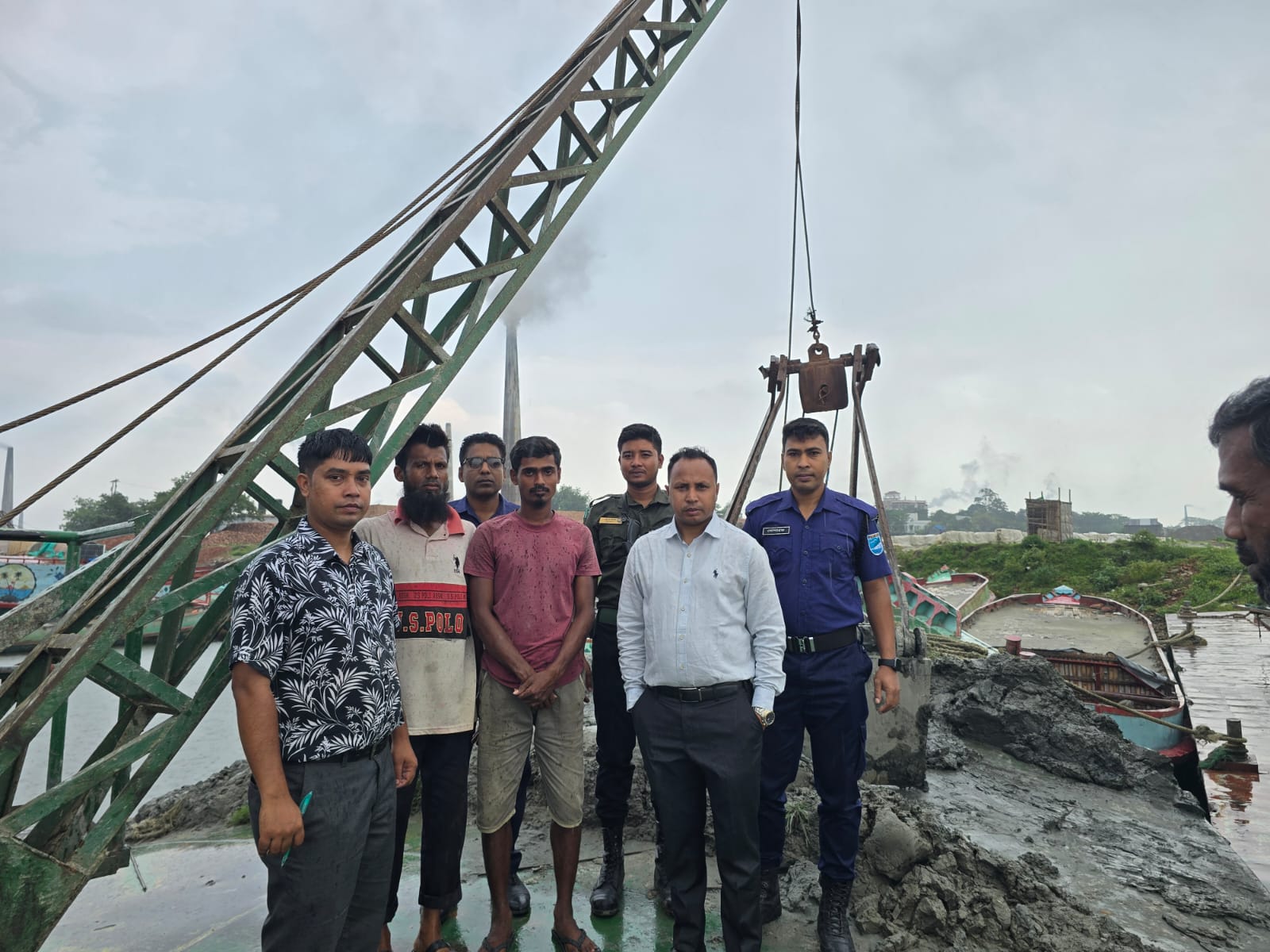 অবৈধ মাটি উত্তোলন: কেরানীগঞ্জে ৩ ভাসমান ভেকু জব্দ