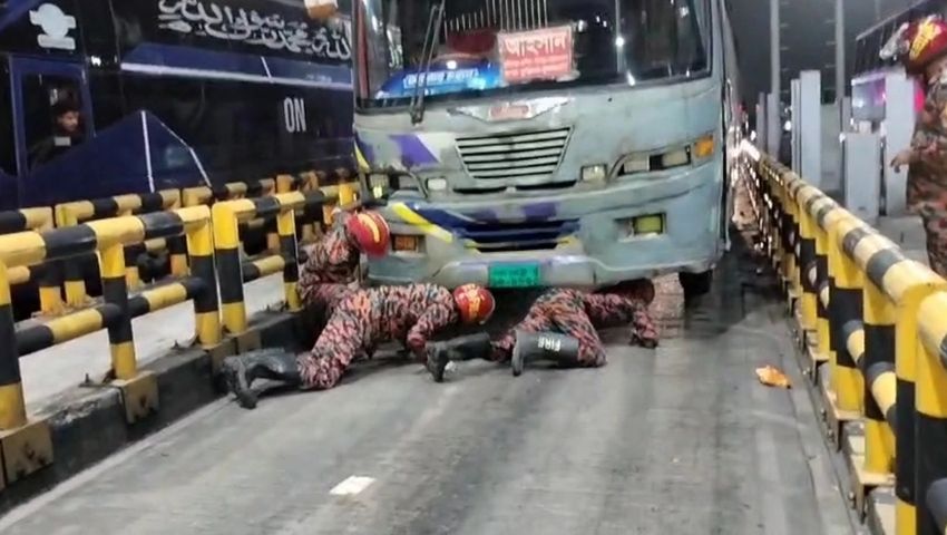 ধলেশ্বরী টোল প্লাজায় ‘ব্রেক ফেল’ বাস, নিহত ১