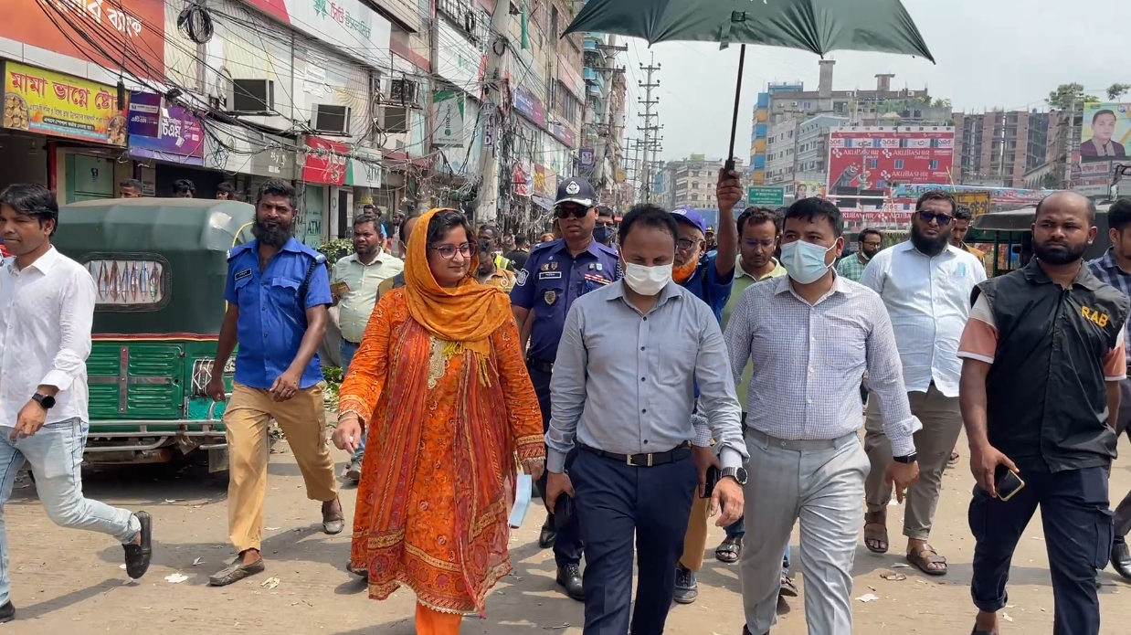 ঈদযাত্রা নির্বিঘ্ন রাখতে কদমতলীতে অবৈধ স্ট্যান্ড উচ্ছেদ অভিযান