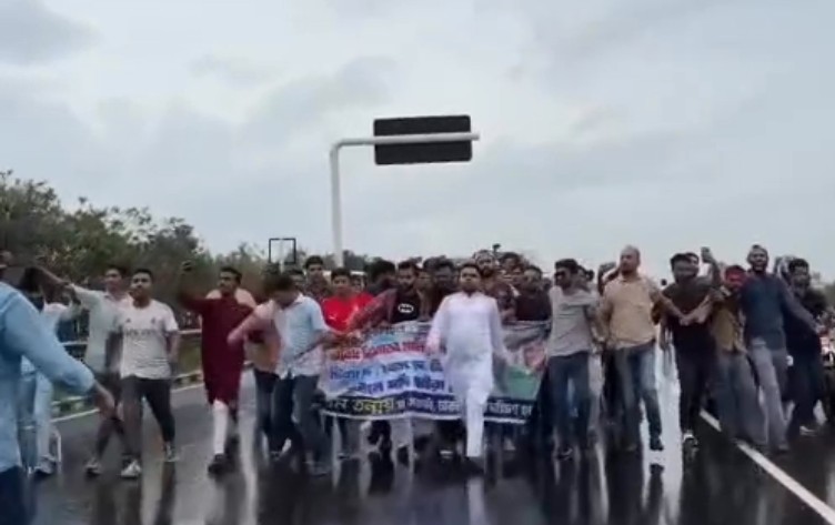 কেরানীগঞ্জের রাজেন্দ্রপুরে ঢাকা-মাওয়া মহাসড়কে ছাত্রলীগের বিক্ষোভ মিছিল