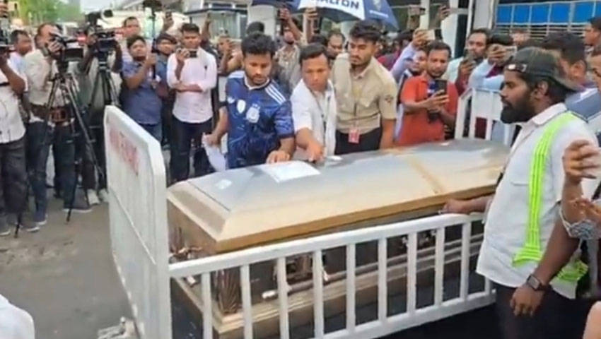 নিথর দেহে দেশে ফিরলেন কারিনা কায়সার