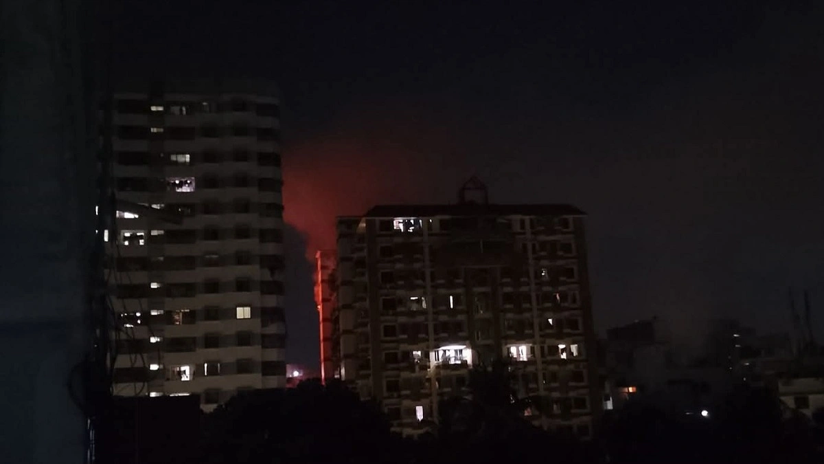 রাজধানীর কাঁটাবনে আবাসিক ভবনে আগুন
