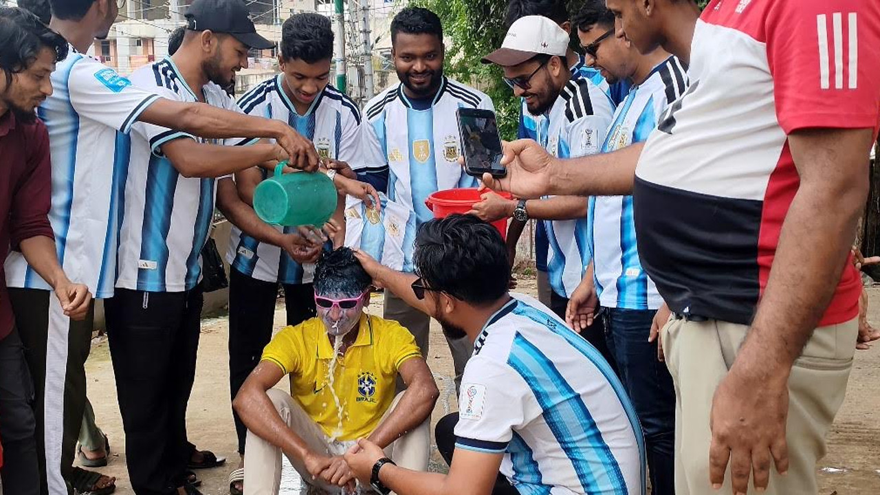 দুধ দিয়ে গোসল করে আর্জেন্টিনায় যোগ দিলেন ব্রাজিল সমর্থক