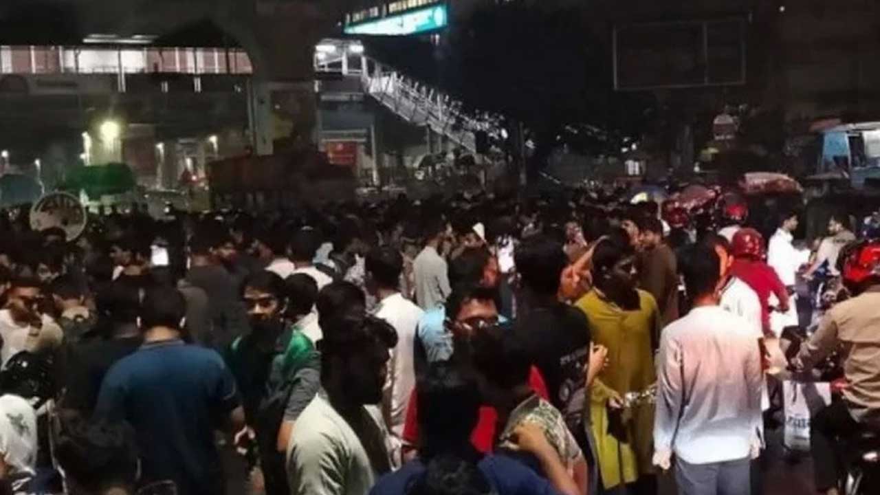 মধ্যরাতে শাহবাগ অবরোধ শিবিরের