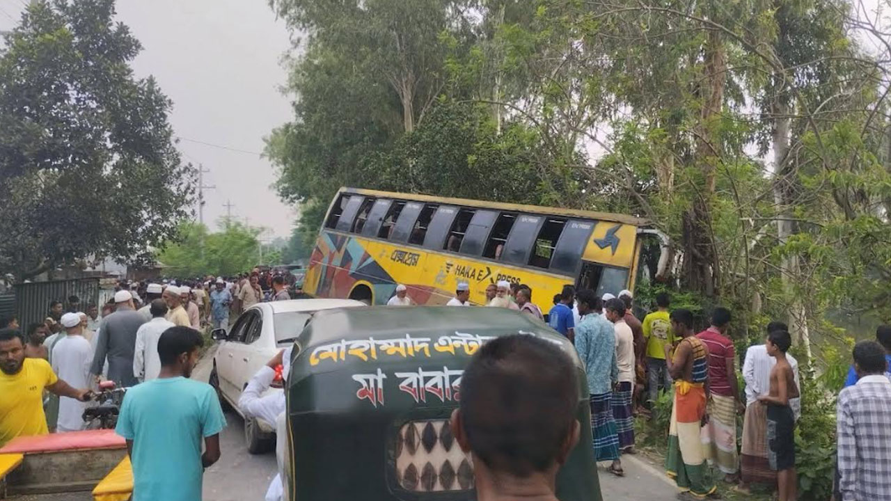সিরাজগঞ্জে বাসচাপায় স্বামী-স্ত্রীসহ নিহত ৩