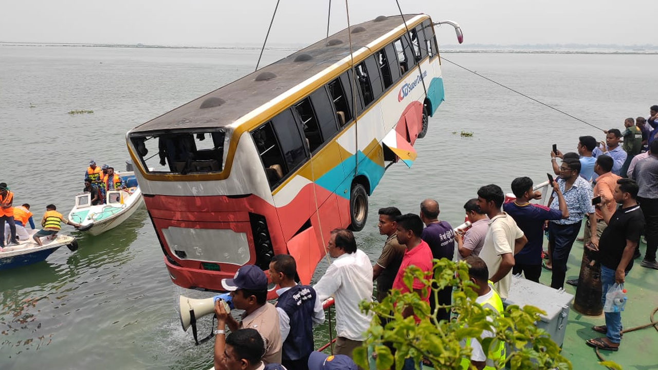 পদ্মায় ডুবে যাওয়া বাস উদ্ধার