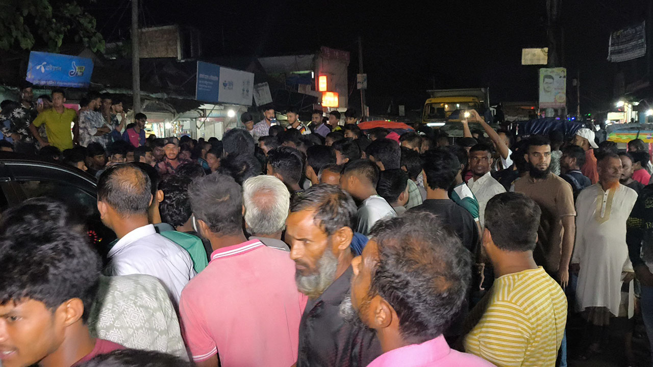 ২০ ঘণ্টা বিদ্যুৎ না থাকলে ব্রেকআপের হুমকি, ক্ষোভে মহাসড়কে প্রেমিক