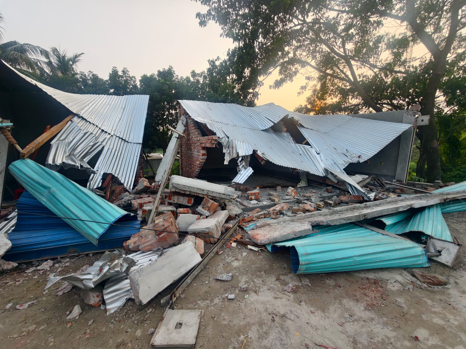 কেরানীগঞ্জে গভীর রাতে বুলডোজারের তাণ্ডব, বিধবা নারীর দোকানঘর গুঁড়িয়ে দেওয়ার অভিযোগ