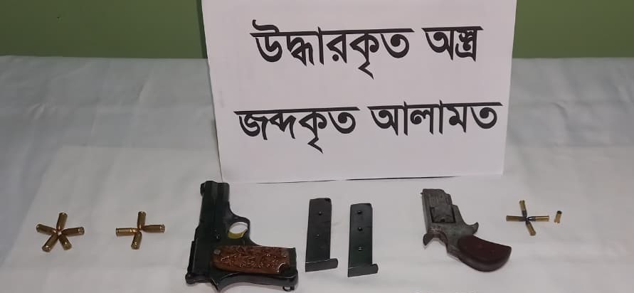 দেশে সক্রিয় বিদেশি অস্ত্রের সিন্ডিকেট, হিলি সীমান্ত দিয়ে আনা হচ্ছে ঢাকায়