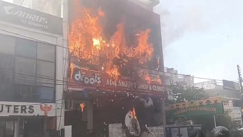 ভারতে কোচিং সেন্টারে ভয়াবহ অগ্নিকাণ্ড : ১১ জনের মৃত্যু, প্রাণ বাঁচাতে শিক্ষার্থীদের ঝাঁপ