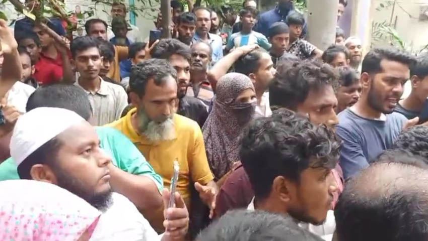 তীব্র লোডশেডিং, কালিয়াকৈরে বিদ্যুৎ অফিস ঘেরাও