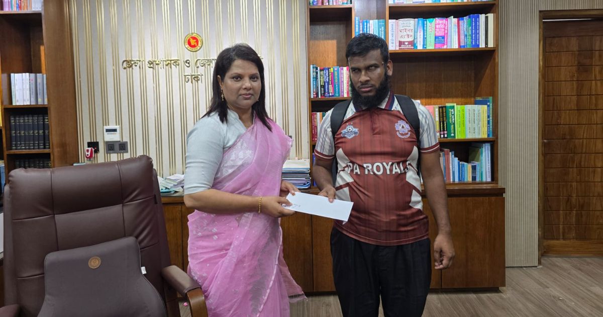 দৃষ্টি প্রতিবন্ধী শিক্ষার্থী দিদারুলের পাশে দাঁড়ালেন ডিসি ফরিদা