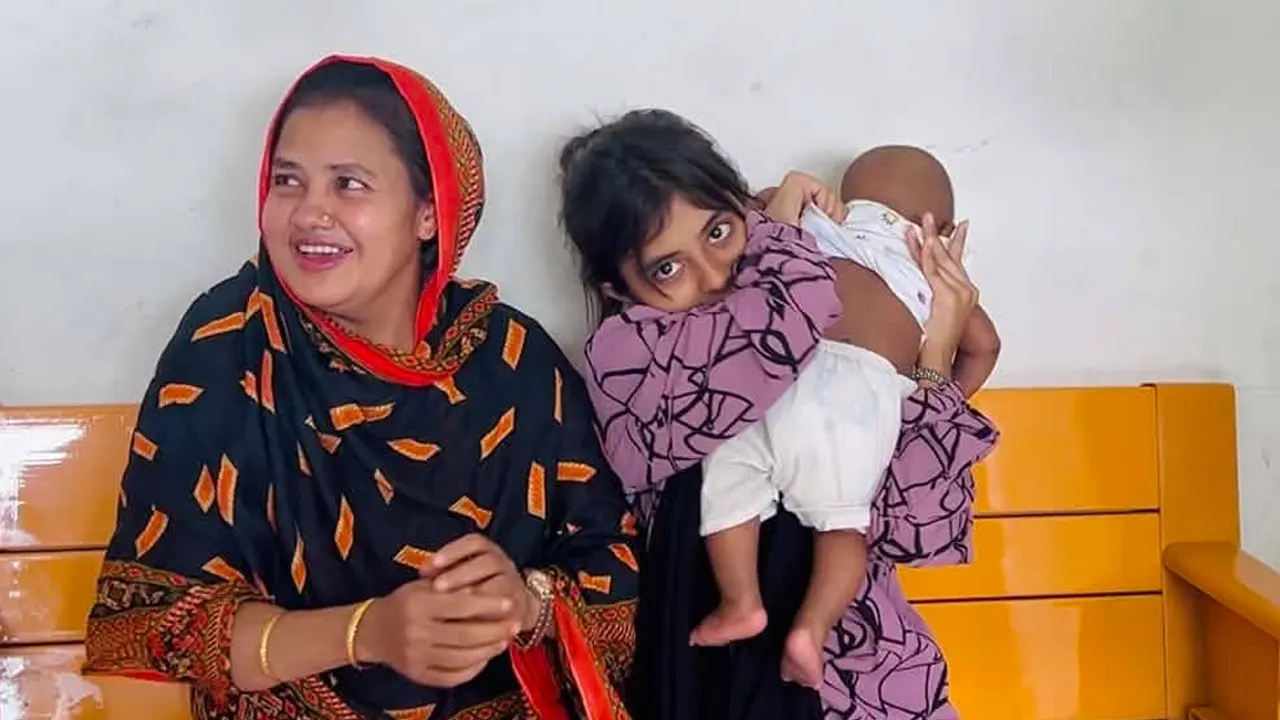 ১৩ বছরের মায়ের কোলে ৭ মাসের সন্তান