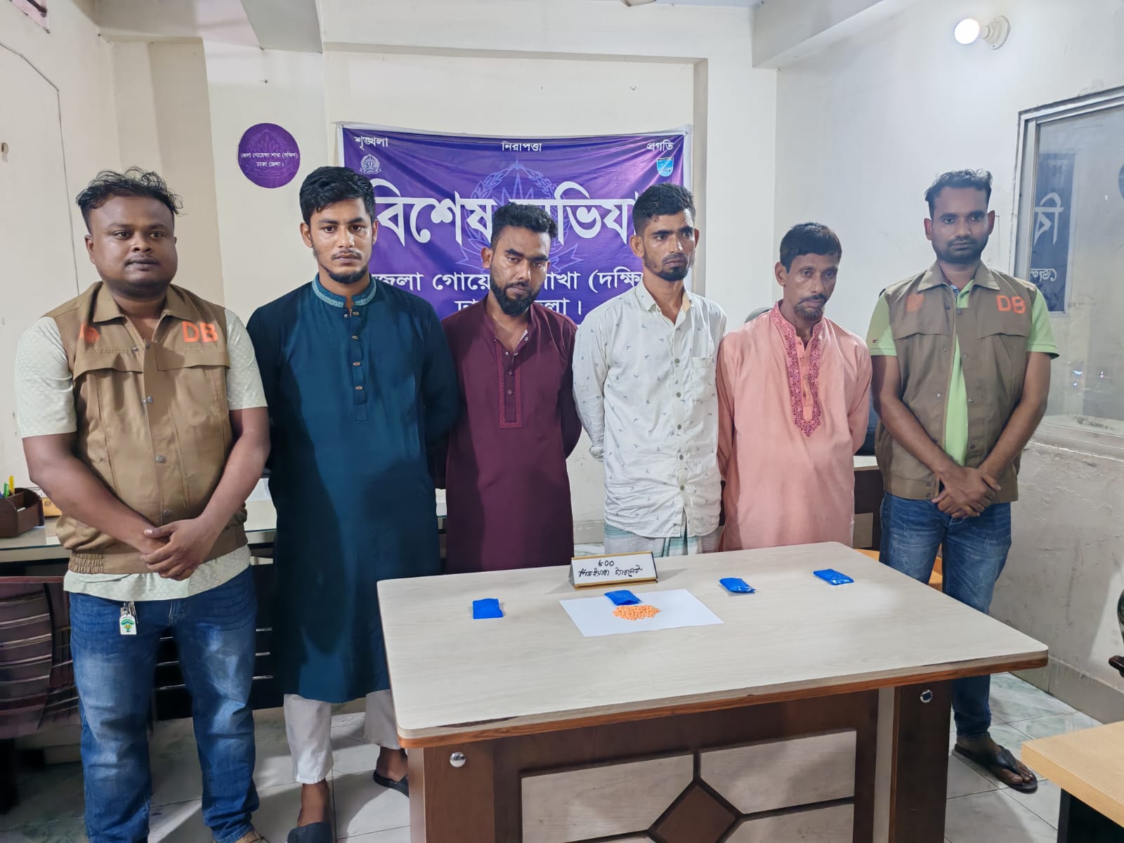 কেরানীগঞ্জে ৮০০ পিস ইয়াবাসহ ৪ মাদক ব্যবসায়ী গ্রেপ্তার
