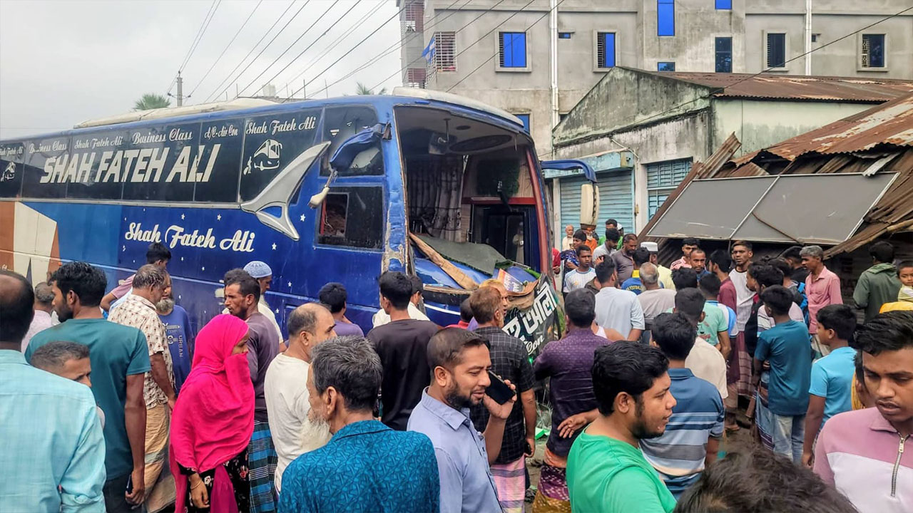 বগুড়ায় বাসচাপায় প্রাণ গেল ৭ শ্রমিকের