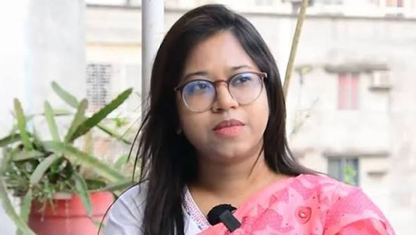 মধ্যরাতে মনিরা শারমিনের বিস্ফোরক স্ট্যাটাস