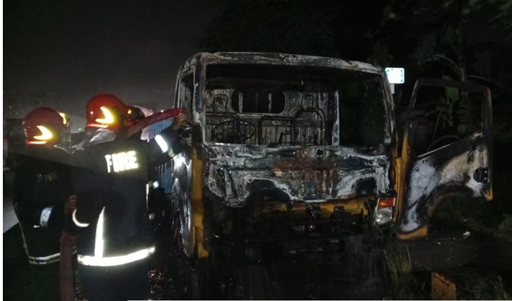 দক্ষিণ কেরানীগঞ্জ থানার সামনে জব্দ ট্রাকে আগুন