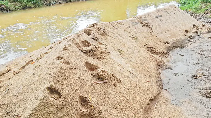 বিএনপি-আ.লীগ মিলেমিশে বালু উত্তোলনের ব্যবসা