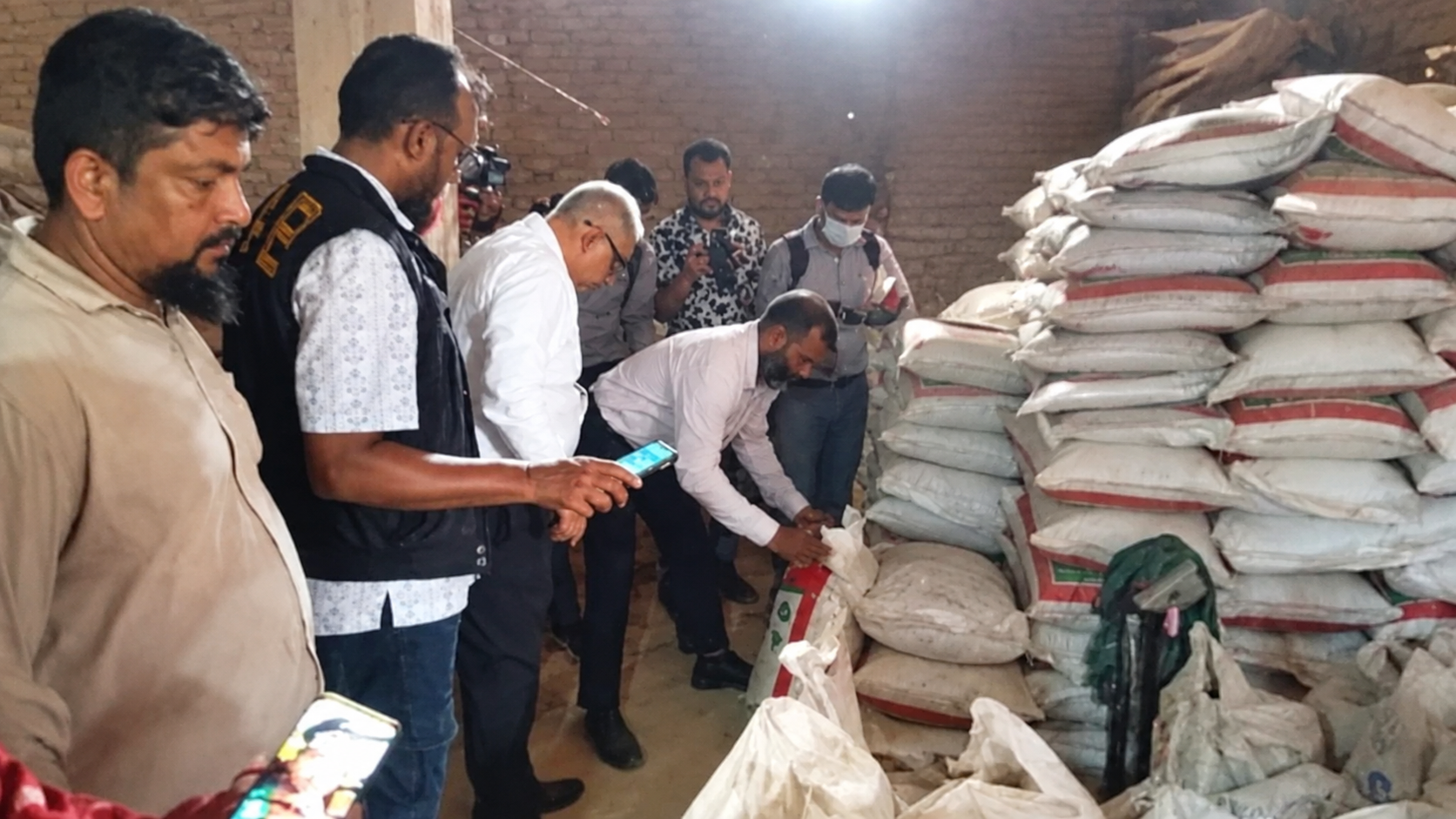 কেরানীগঞ্জে সিলগালা করা কারখানা থেকে জব্দকৃত নকল সার ও কীটনাশক চুরি