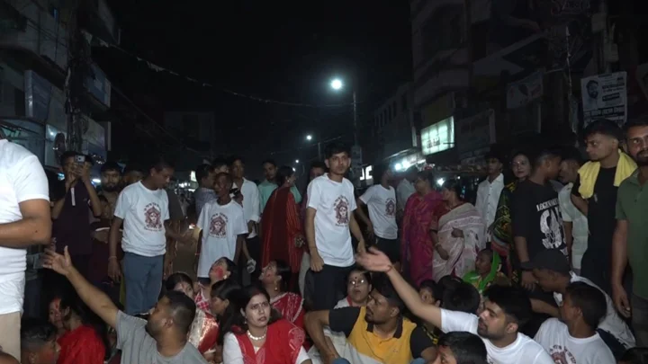 জমি নিয়ে বিরোধ, প্রতিমা বিসর্জন না দিয়ে সড়ক অবরোধ