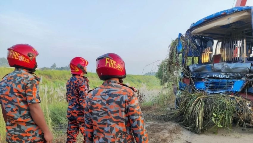 ঢাকা-মাওয়া এক্সপ্রেসওয়েতে বাস খাদে পড়ে নিহত ৩, আহত ১৬
