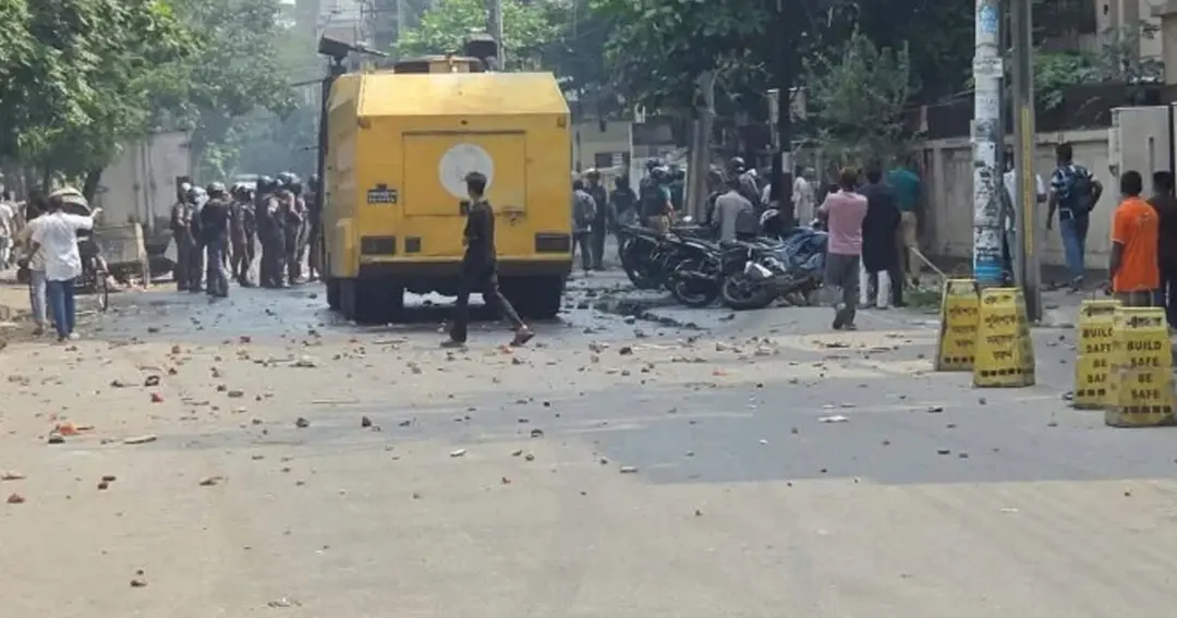 উত্তরায় পোশাক শ্রমিক-পুলিশ সংঘর্ষ, আহত ৫০